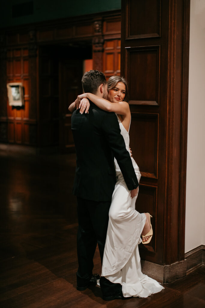 couple embracing in art museum cincy